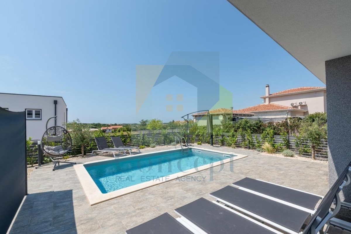 Poreč, okolica - EKSKLUZIVA AGENCIJE - Moderna dvojna hiša s pogledom na morje, 4 km od morja