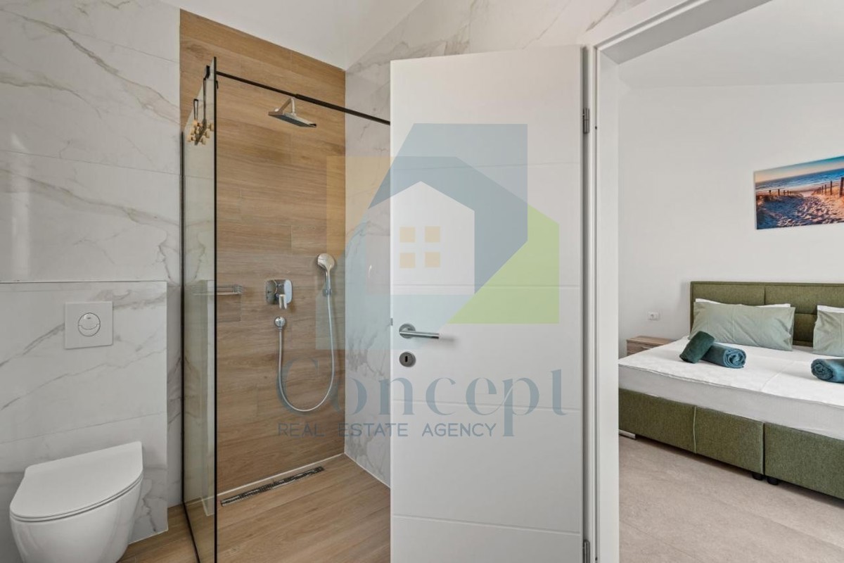 Poreč, okolica - EKSKLUZIVA AGENCIJE - Moderna dvojna hiša s pogledom na morje, 4 km od morja