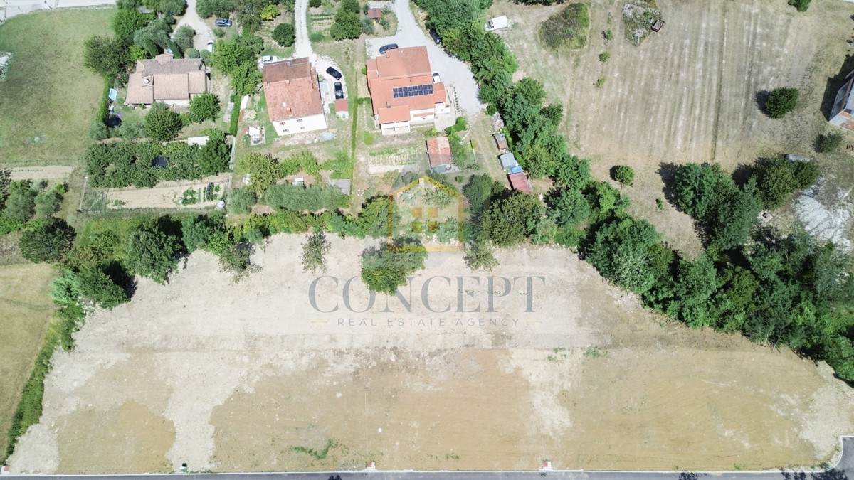 Motovun okolica, Građevinska zemljišta s pogledom na Motovun
