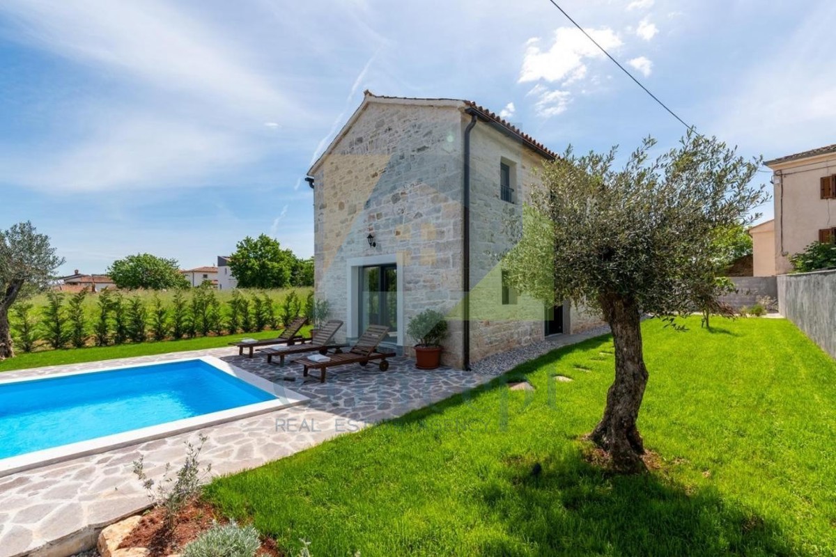 Poreč, okolica, Renovirana avtohtona kamnita hiša z bazenom, 9 km od morja