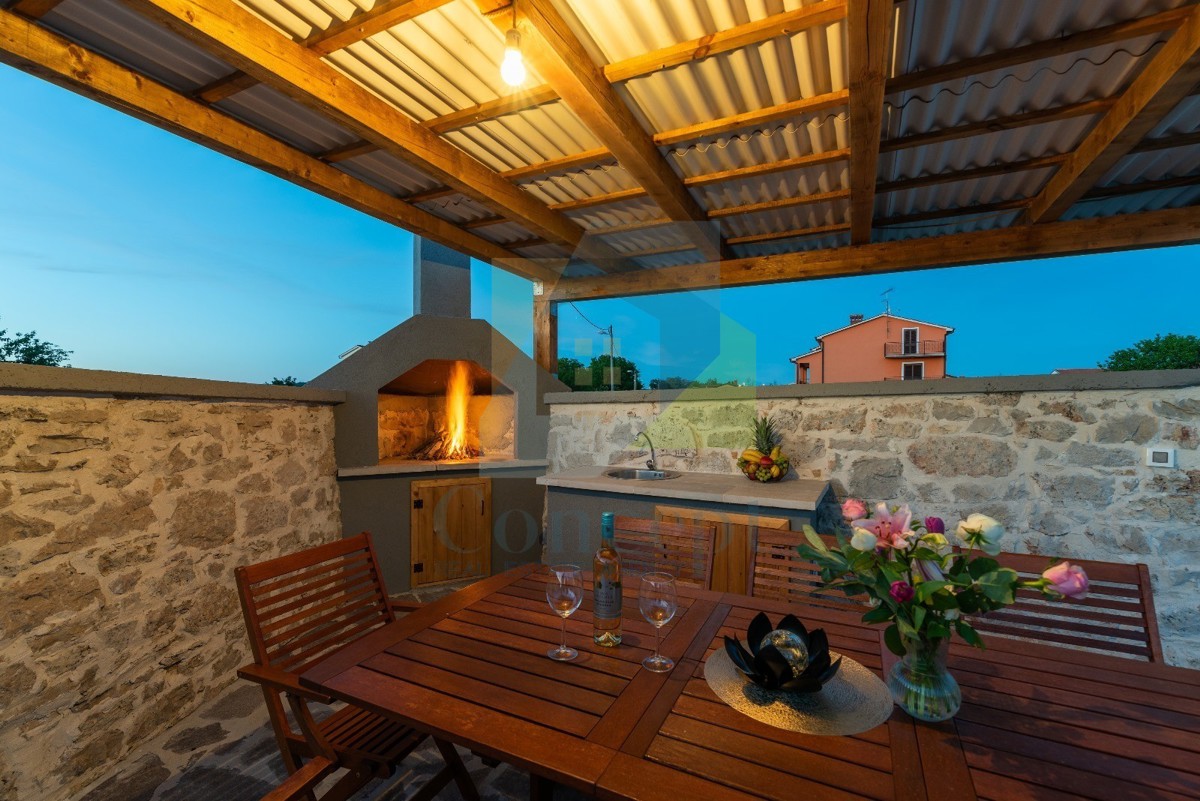 Poreč, okolica, Renovirana avtohtona kamnita hiša z bazenom, 9 km od morja