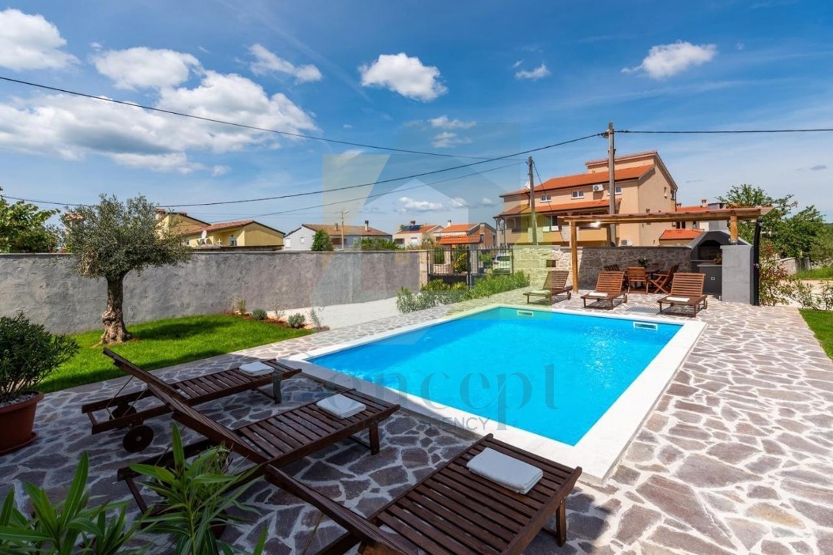 Poreč, okolica, Renovirana avtohtona kamnita hiša z bazenom, 9 km od morja