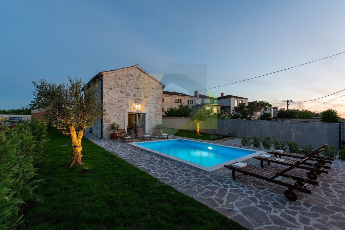 Poreč, okolica, Renovirana avtohtona kamnita hiša z bazenom, 9 km od morja
