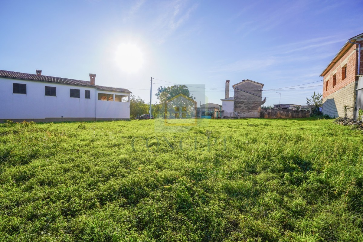 Poreč, okolica, Građevinsko zemljišče na mirni lokaciji, 14 km od morja