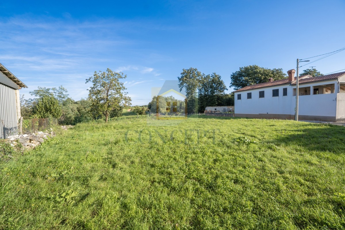 Poreč, okolica, Građevinsko zemljišče na mirni lokaciji, 14 km od morja