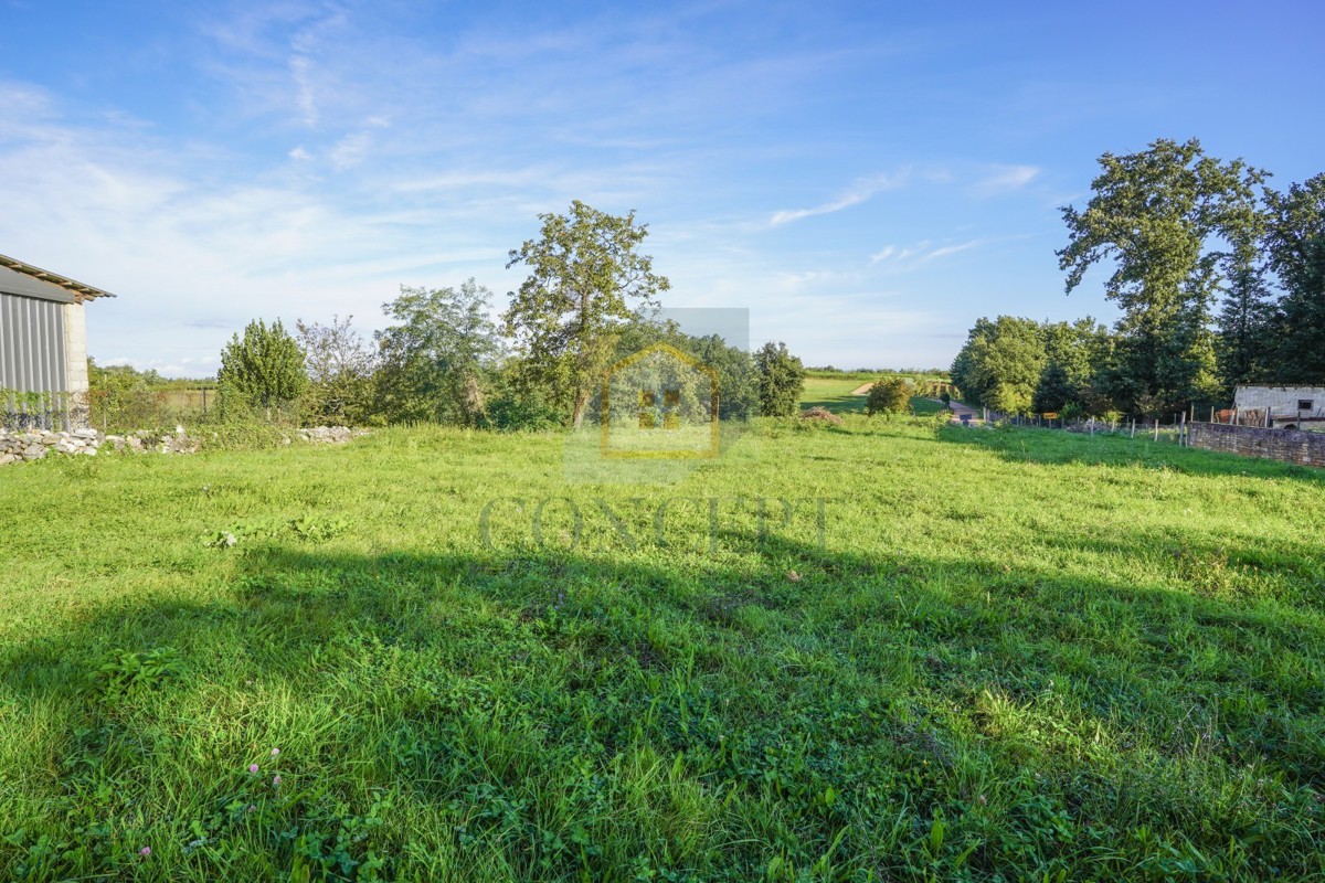 Poreč, okolica, Građevinsko zemljišče na mirni lokaciji, 14 km od morja