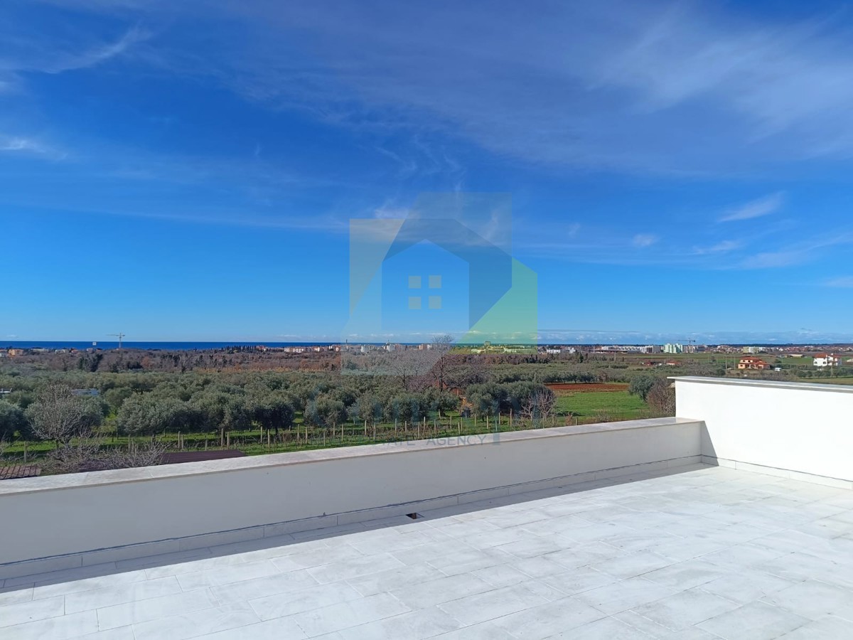 Umag, okolica, Dvojna hiša s bazenom z odprtim pogledom na morje 2 km od morja