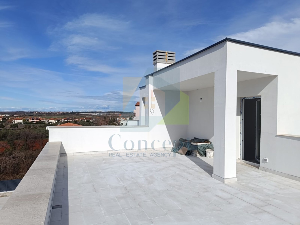 Umag, okolica, Dvojna hiša s bazenom z odprtim pogledom na morje 2 km od morja