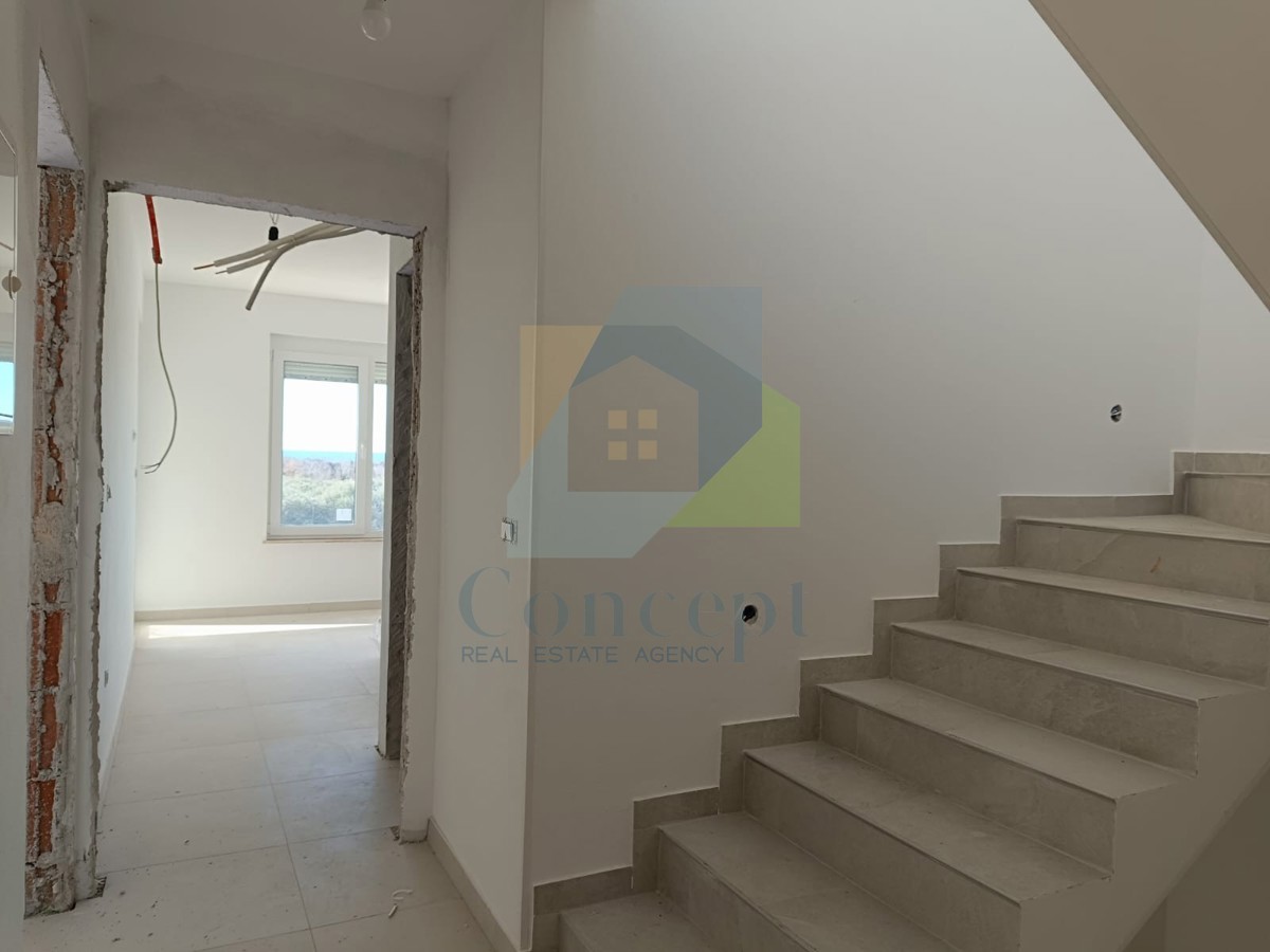 Umag, okolica, Dvojna hiša s bazenom z odprtim pogledom na morje 2 km od morja