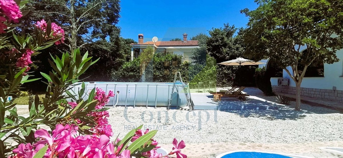 Poreč, okolica, Prostrana vila s 5 spalnicami in pogledom na morje, 4 km od morja