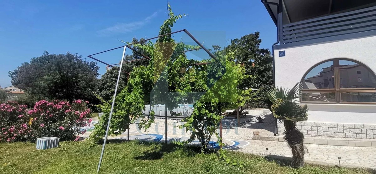 Poreč, okolica, Prostrana vila s 5 spalnicami in pogledom na morje, 4 km od morja