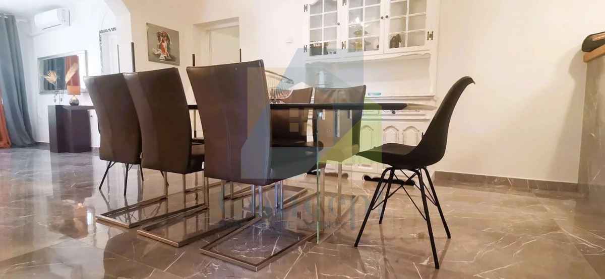 Poreč, okolica, Prostrana vila s 5 spalnicami in pogledom na morje, 4 km od morja