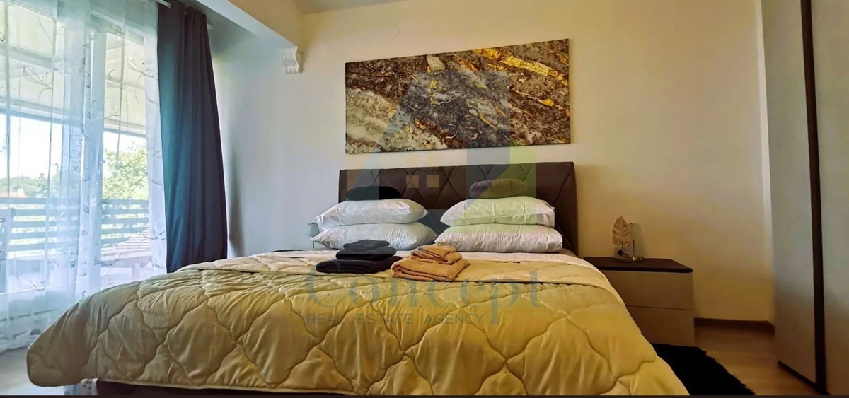 Poreč, okolica, Prostrana vila s 5 spalnicami in pogledom na morje, 4 km od morja