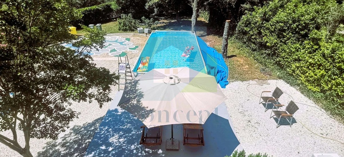 Poreč, okolica, Prostrana vila s 5 spalnicami in pogledom na morje, 4 km od morja