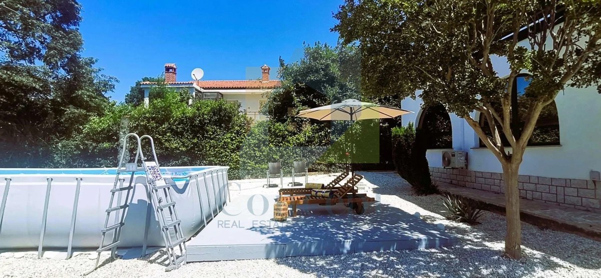 Poreč, okolica, Prostrana vila s 5 spalnicami in pogledom na morje, 4 km od morja