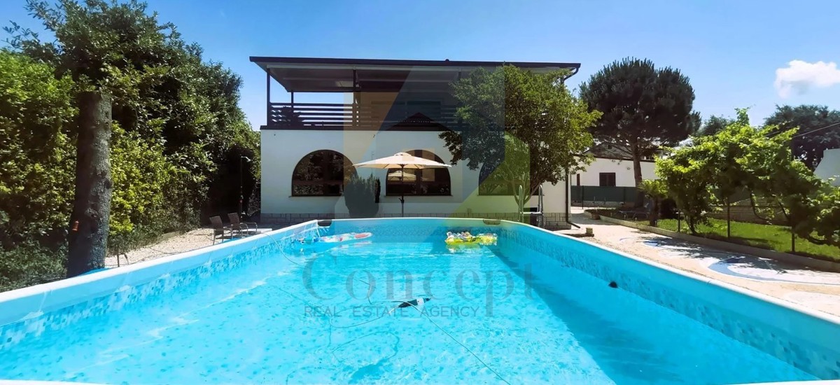 Poreč, okolica, Prostrana vila s 5 spalnicami in pogledom na morje, 4 km od morja