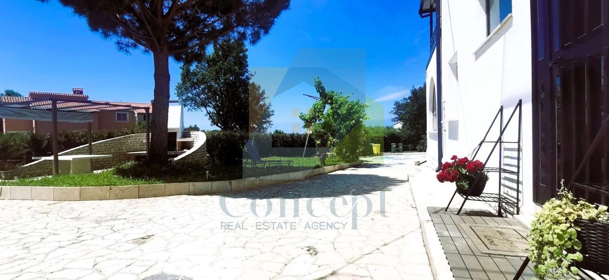 Poreč, okolica, Prostrana vila s 5 spalnicami in pogledom na morje, 4 km od morja