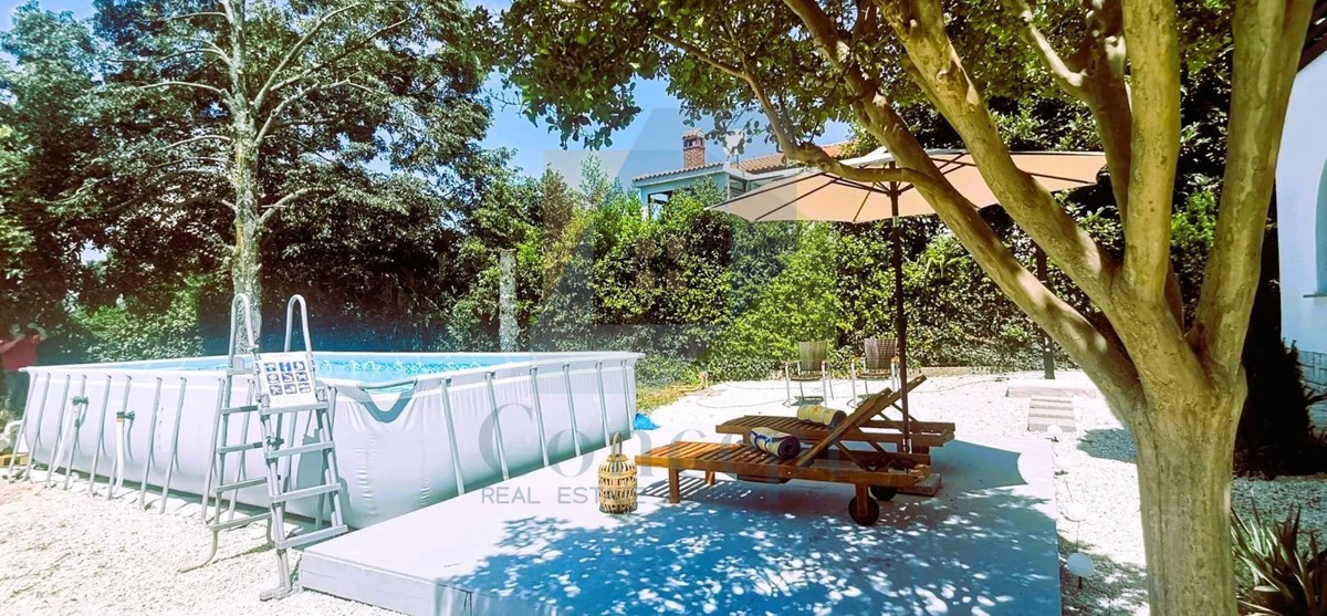 Poreč, okolica, Prostrana vila s 5 spalnicami in pogledom na morje, 4 km od morja