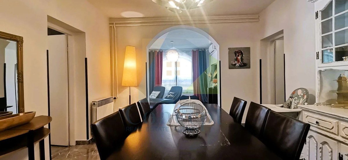 Poreč, okolica, Prostrana vila s 5 spalnicami in pogledom na morje, 4 km od morja