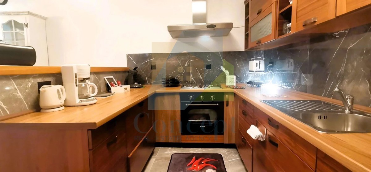 Poreč, okolica, Prostrana vila s 5 spalnicami in pogledom na morje, 4 km od morja