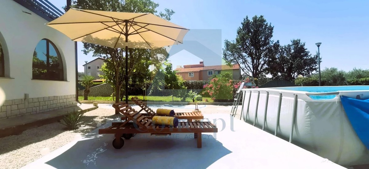 Poreč, okolica, Prostrana vila s 5 spalnicami in pogledom na morje, 4 km od morja