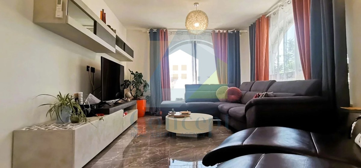 Poreč, okolica, Prostrana vila s 5 spalnicami in pogledom na morje, 4 km od morja