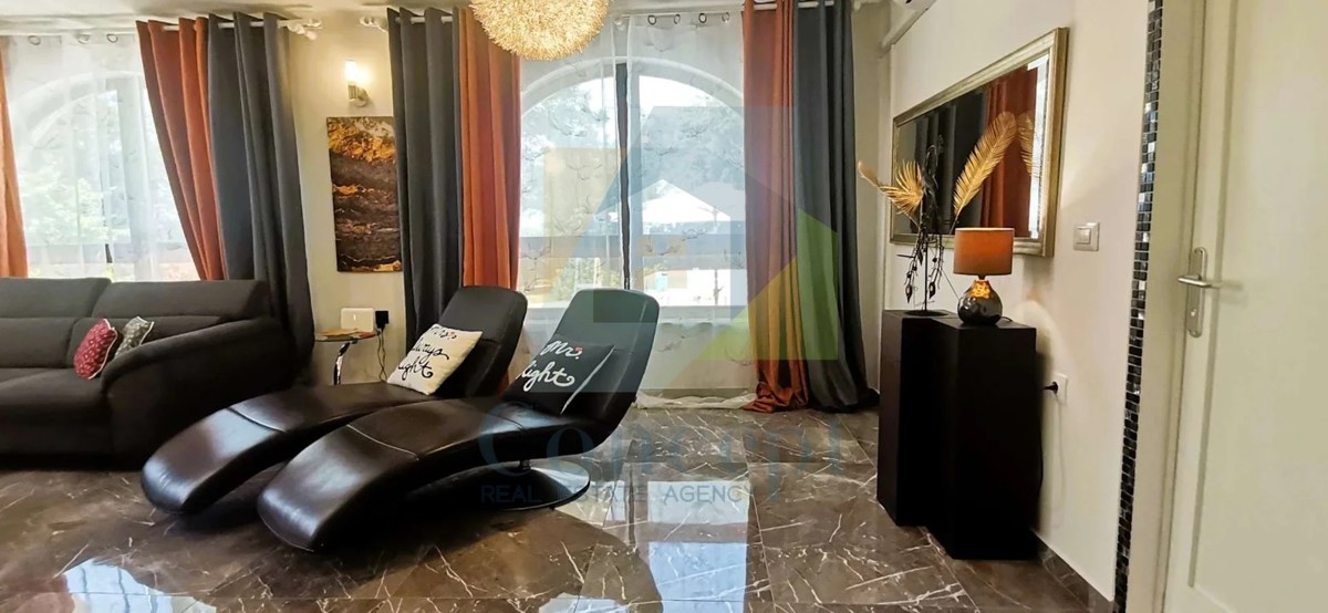 Poreč, okolica, Prostrana vila s 5 spalnicami in pogledom na morje, 4 km od morja