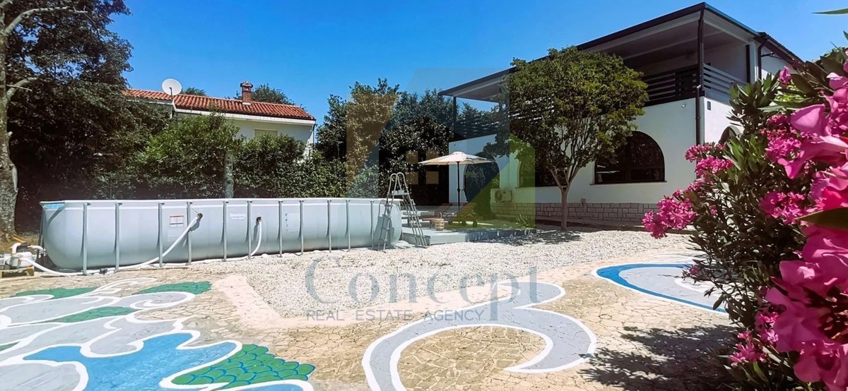 Poreč, okolica, Prostrana vila s 5 spalnicami in pogledom na morje, 4 km od morja