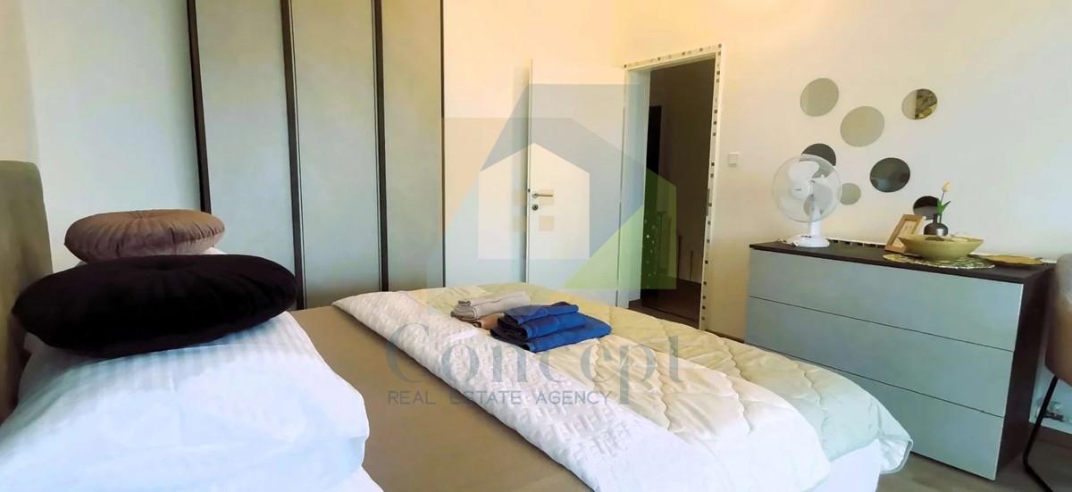 Poreč, okolica, Prostrana vila s 5 spalnicami in pogledom na morje, 4 km od morja