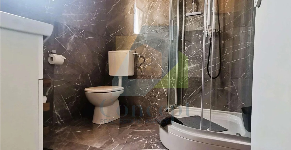 Poreč, okolica, Prostrana vila s 5 spalnicami in pogledom na morje, 4 km od morja