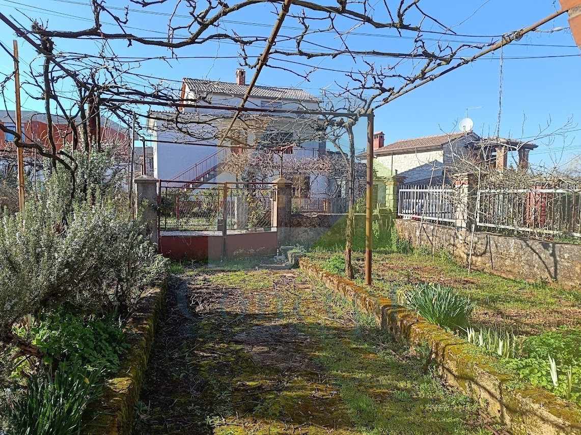 Poreč, okolica, Hiša za renovacijo na atraktivni lokaciji, 3 km od morja