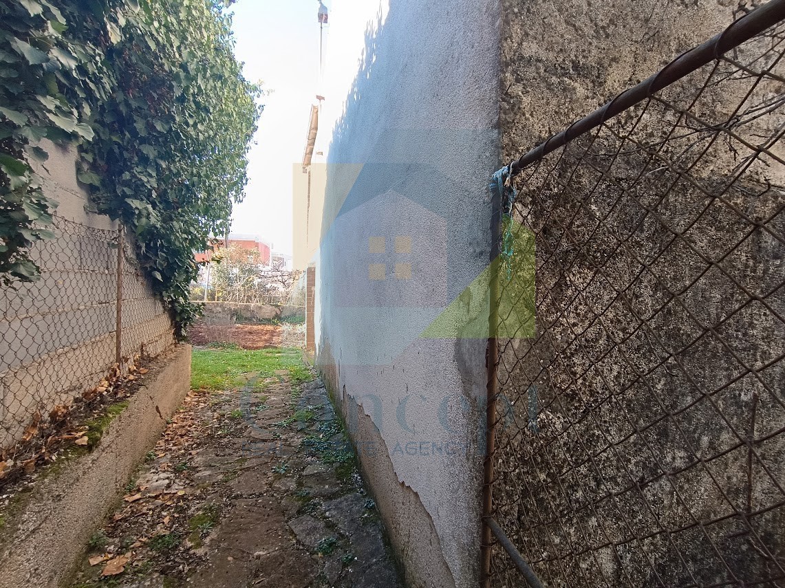 Poreč, okolica, Hiša za renovacijo na atraktivni lokaciji, 3 km od morja