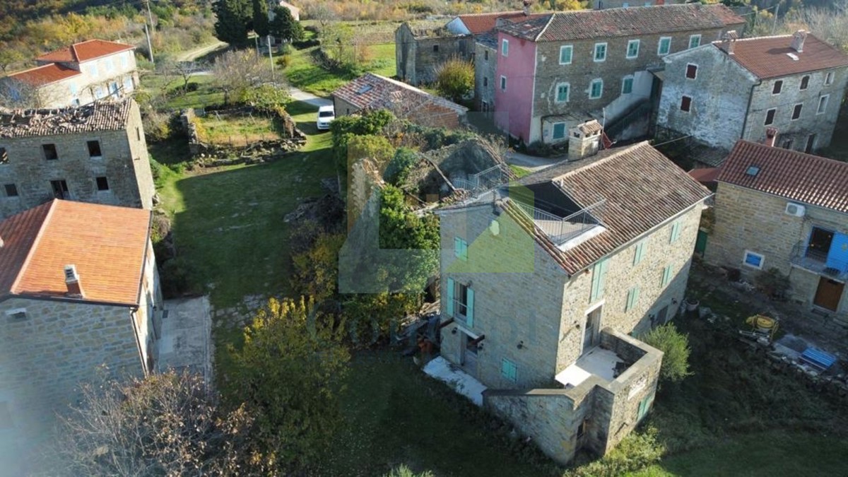 Buje, Momjan, okolica, Istarska avtohtona hiša na mirni lokaciji