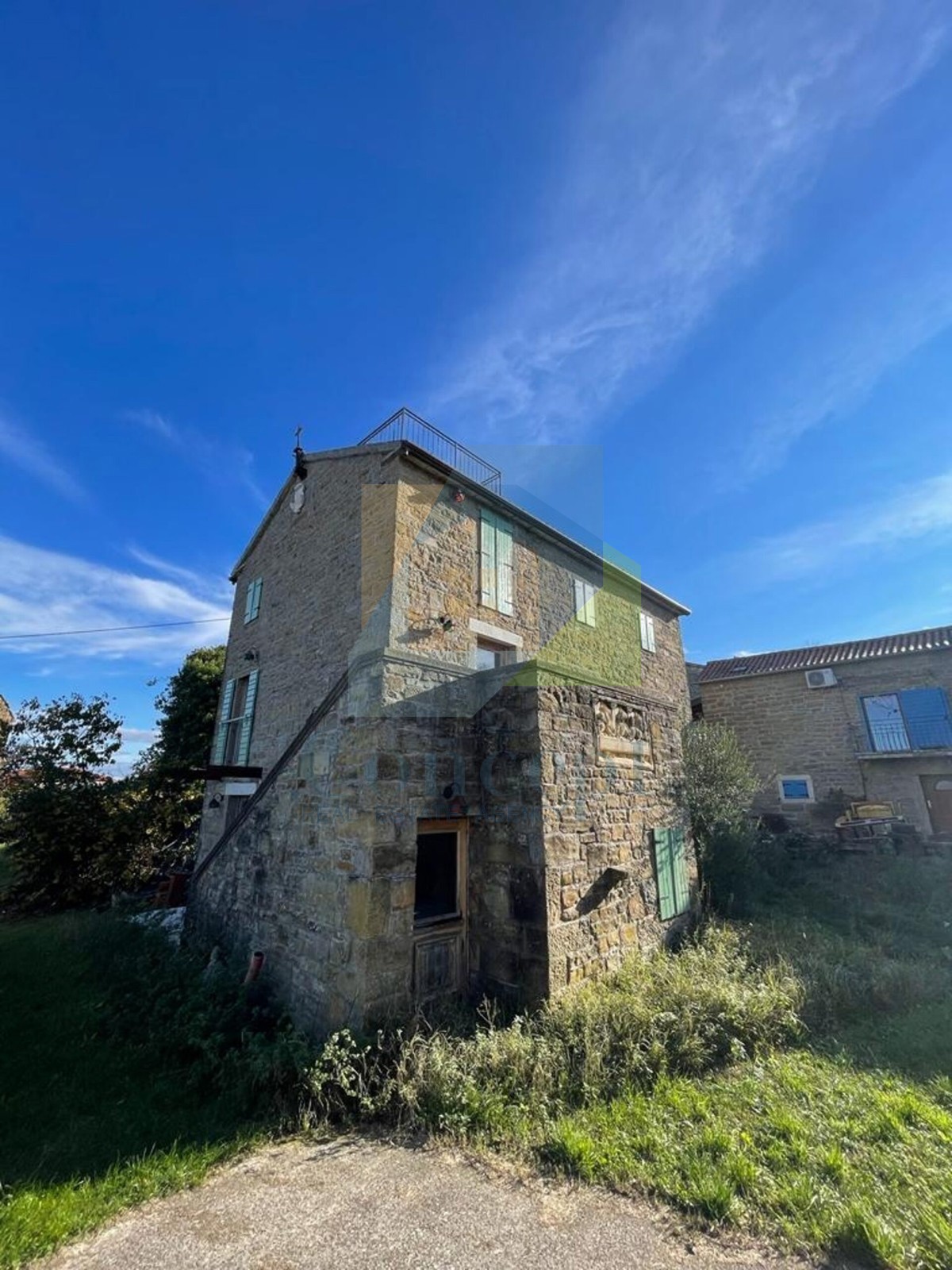 Buje, Momjan, okolica, Istarska avtohtona hiša na mirni lokaciji