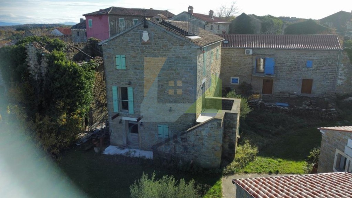 Buje, Momjan, okolica, Istarska avtohtona hiša na mirni lokaciji