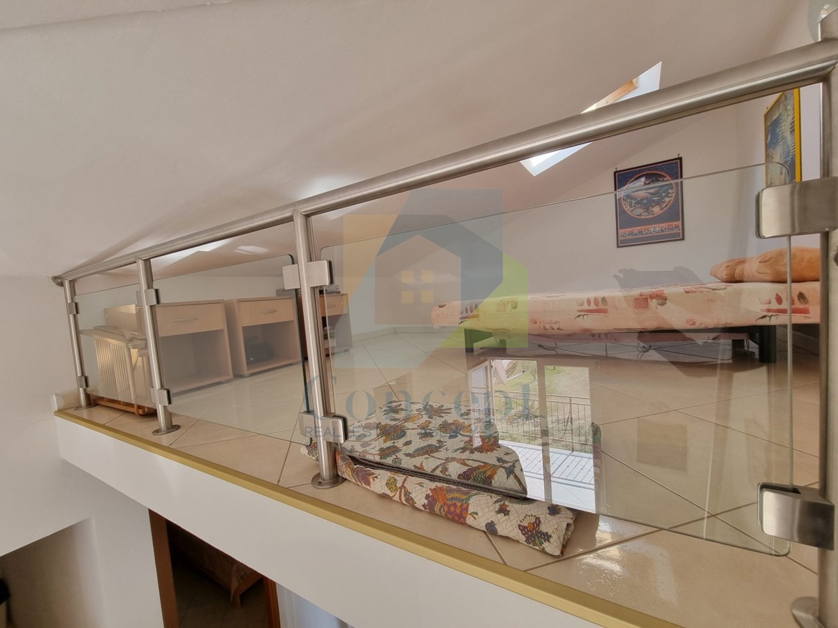 Poreč, okolica, Stan na drugem nadstropju z galerijo in pogledom na morje, 2 km od morja