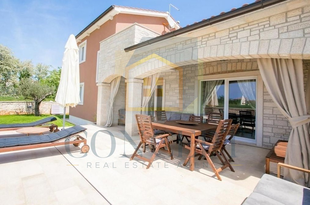 Poreč, okolica, Šarmantna vila s bazenom na odlični lokaciji, 10 km od morja