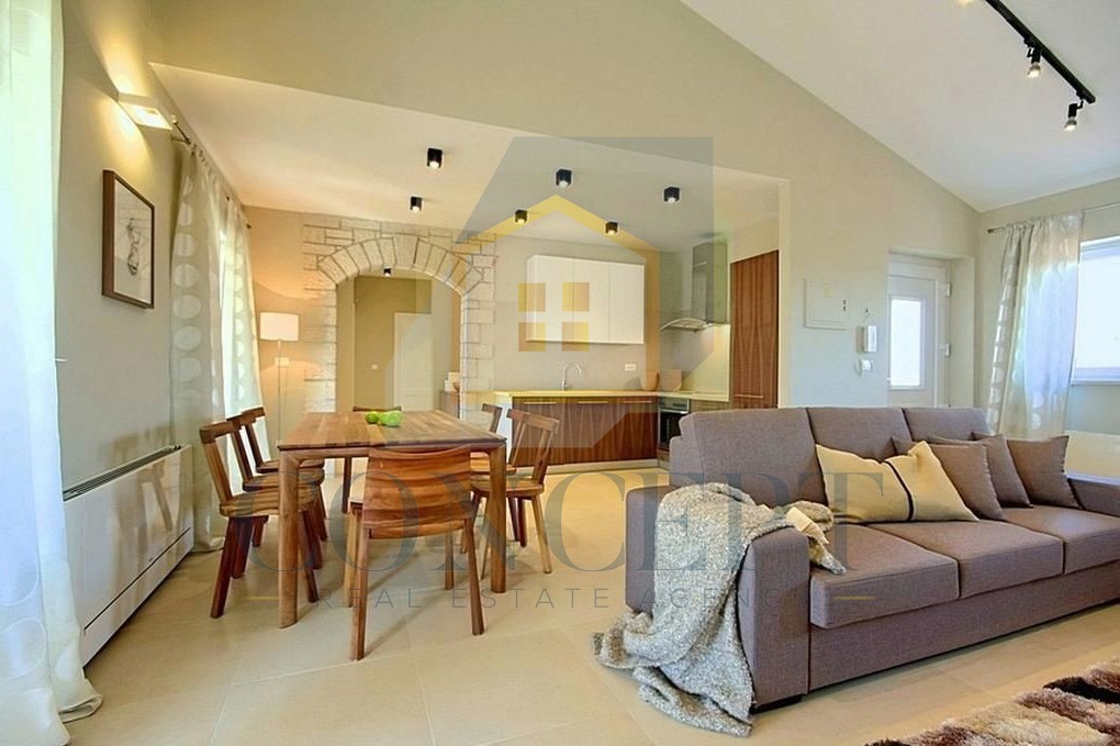 Poreč, okolica, Šarmantna vila s bazenom na odlični lokaciji, 10 km od morja