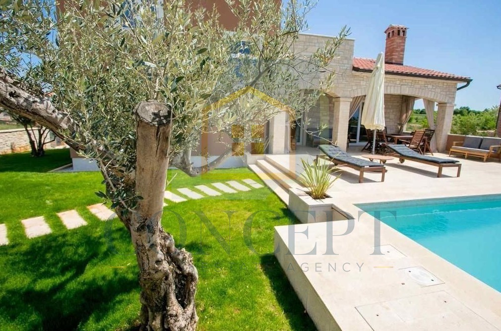 Poreč, okolica, Šarmantna vila s bazenom na odlični lokaciji, 10 km od morja