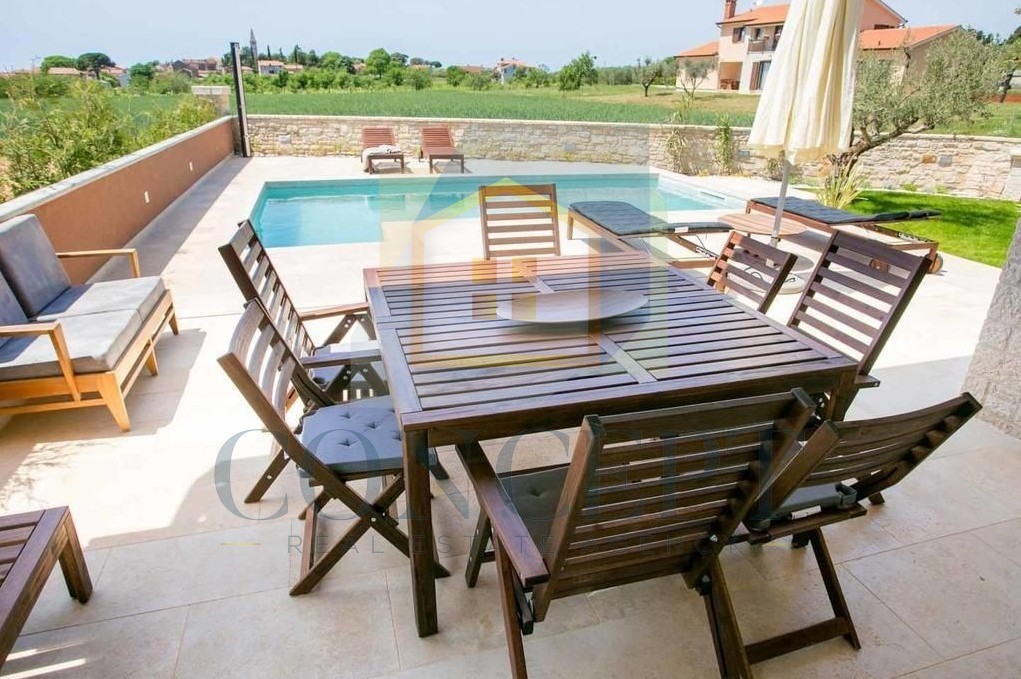 Poreč, okolica, Šarmantna vila s bazenom na odlični lokaciji, 10 km od morja