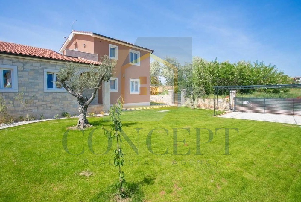 Poreč, okolica, Šarmantna vila s bazenom na odlični lokaciji, 10 km od morja