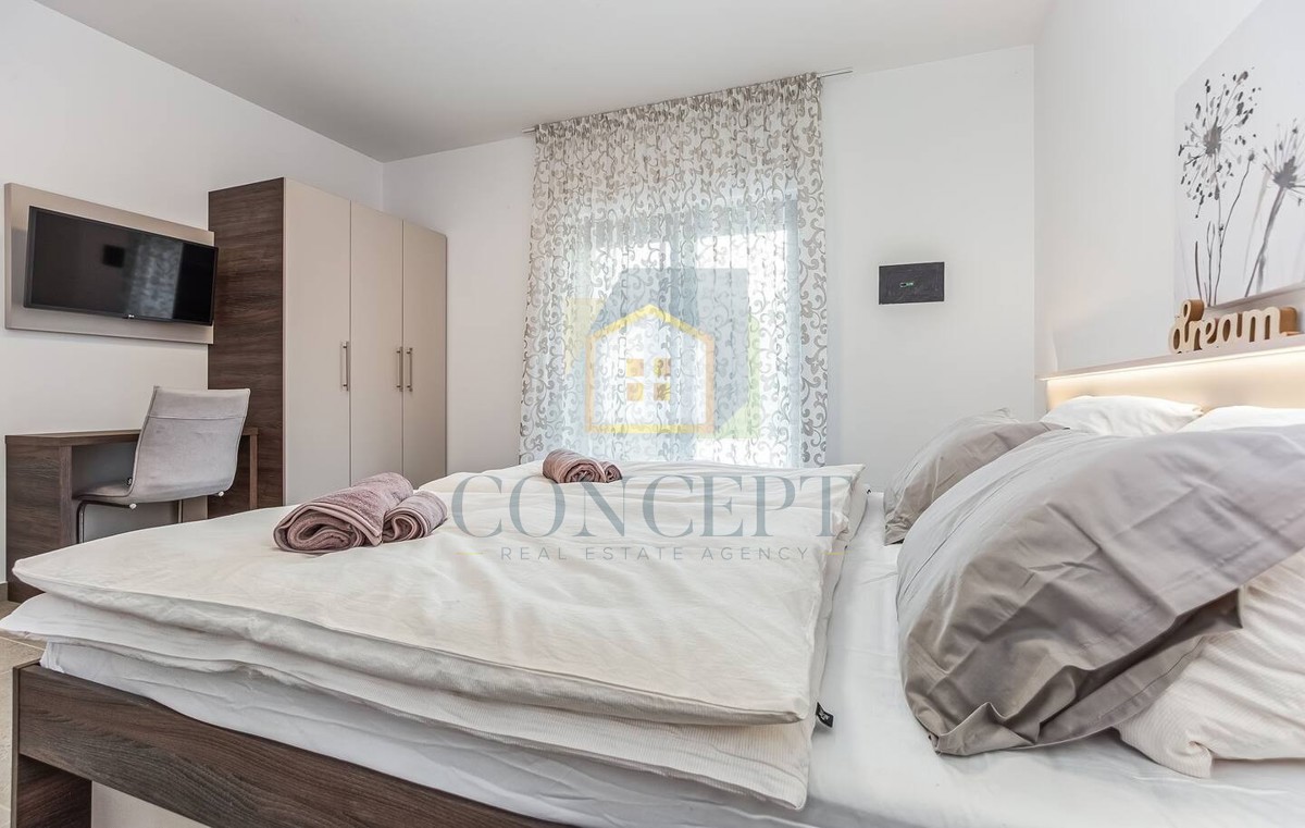 Poreč, predgrađe, Moderna vila s bazenom na odlični lokaciji, 800 m od morja