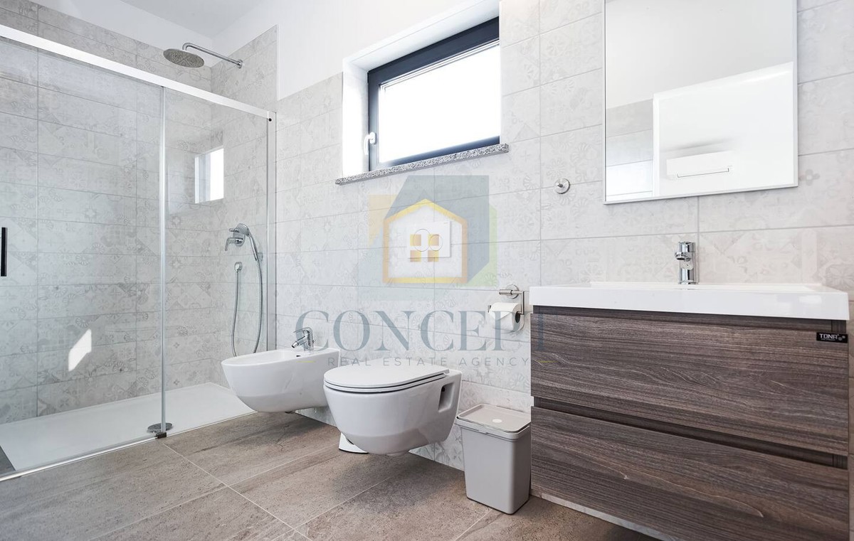 Poreč, predgrađe, Moderna vila s bazenom na odlični lokaciji, 800 m od morja