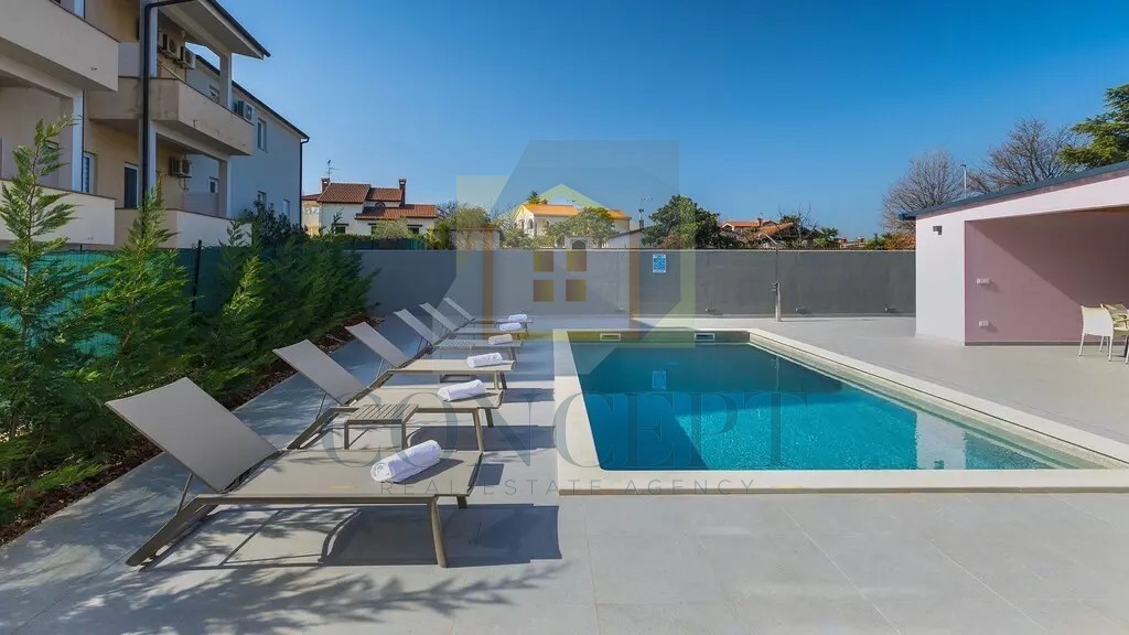 Poreč, predgrađe, Moderna vila s bazenom na odlični lokaciji, 800 m od morja