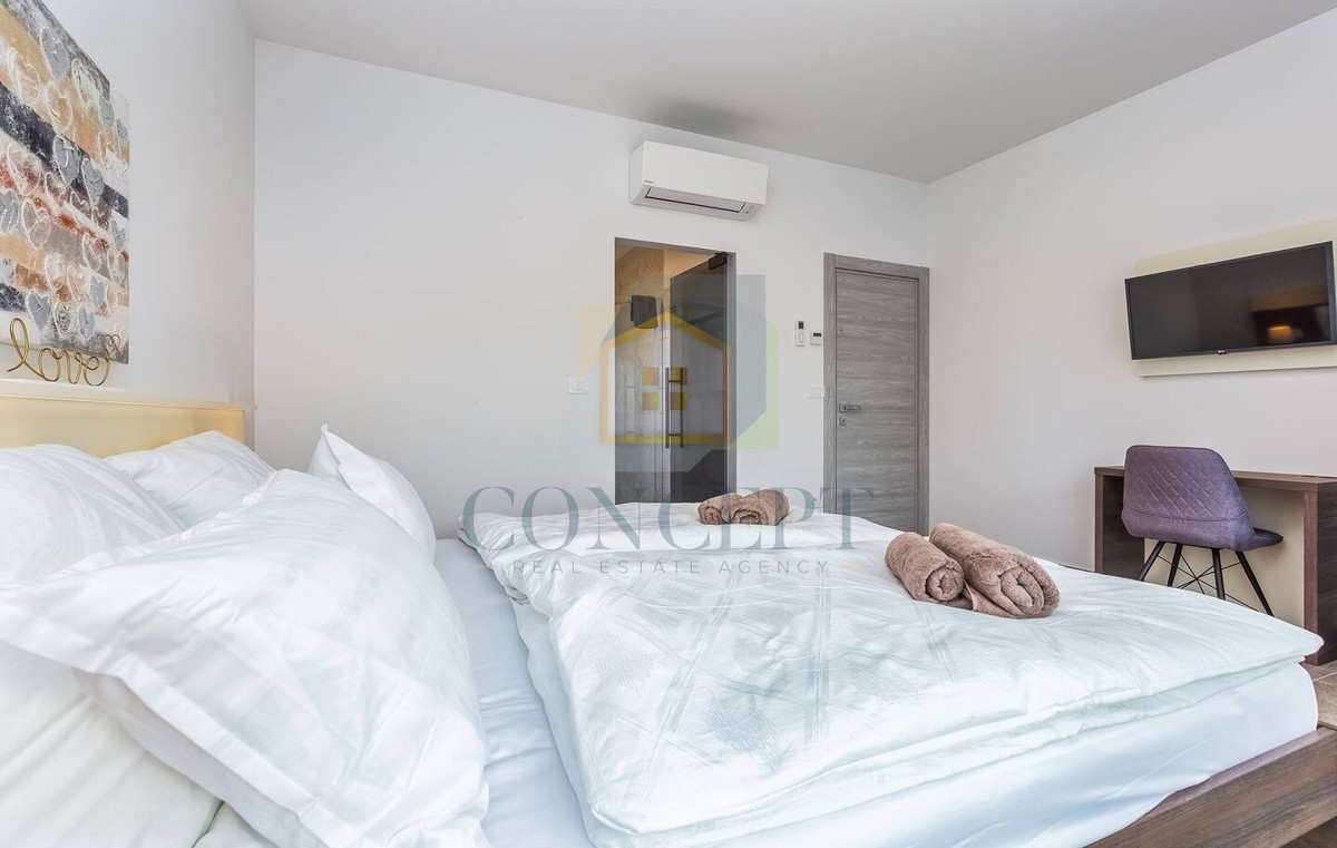 Poreč, predgrađe, Moderna vila s bazenom na odlični lokaciji, 800 m od morja