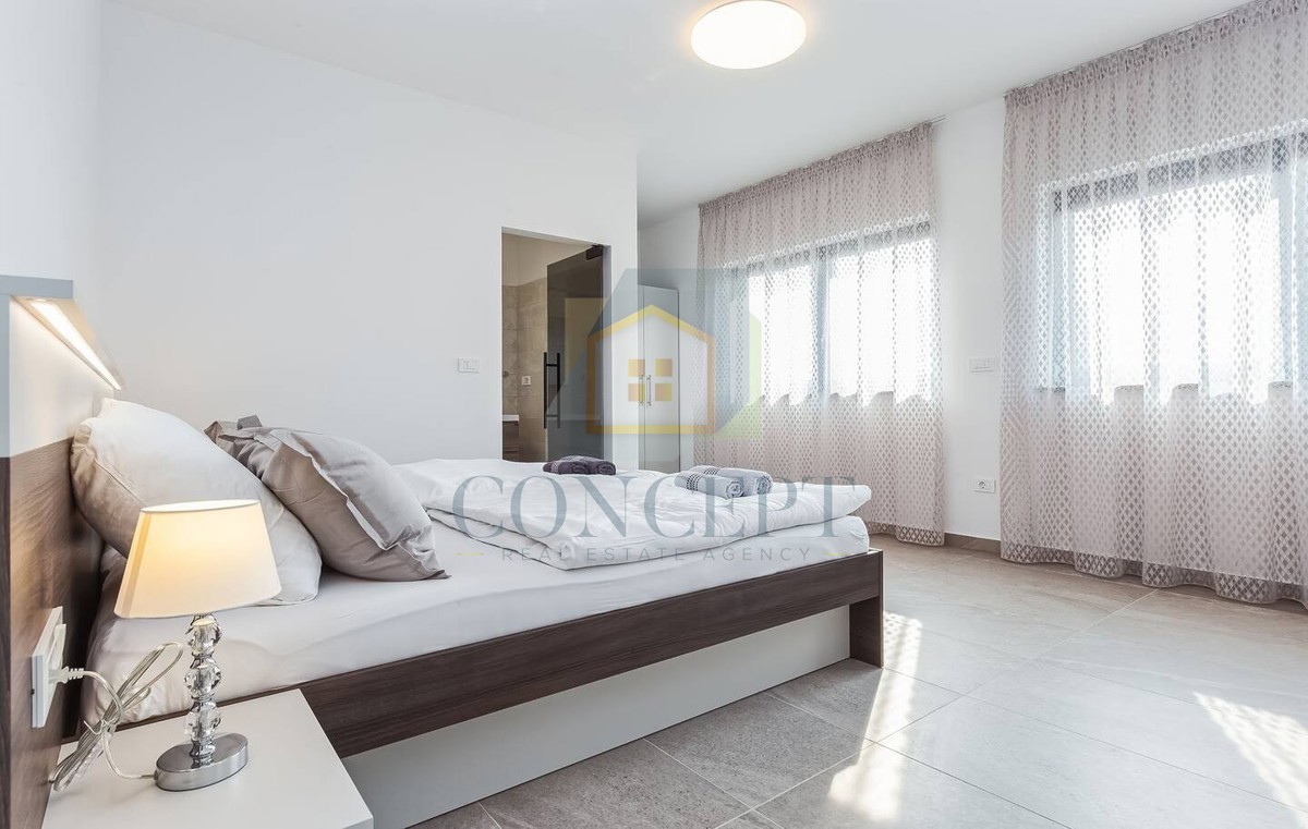 Poreč, predgrađe, Moderna vila s bazenom na odlični lokaciji, 800 m od morja