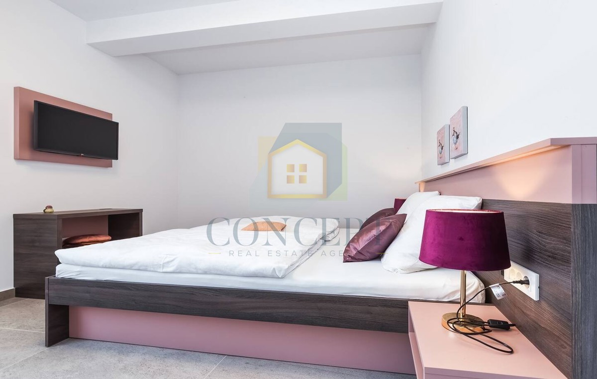 Poreč, predgrađe, Moderna vila s bazenom na odlični lokaciji, 800 m od morja