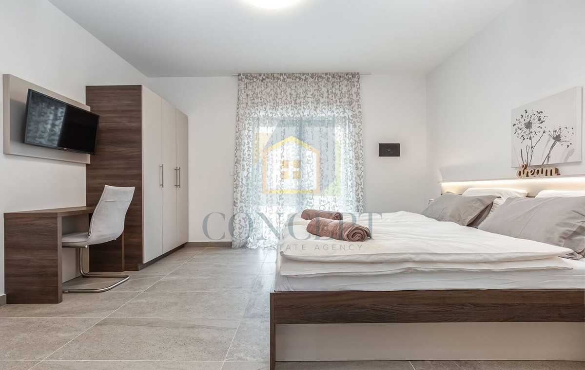 Poreč, predgrađe, Moderna vila s bazenom na odlični lokaciji, 800 m od morja