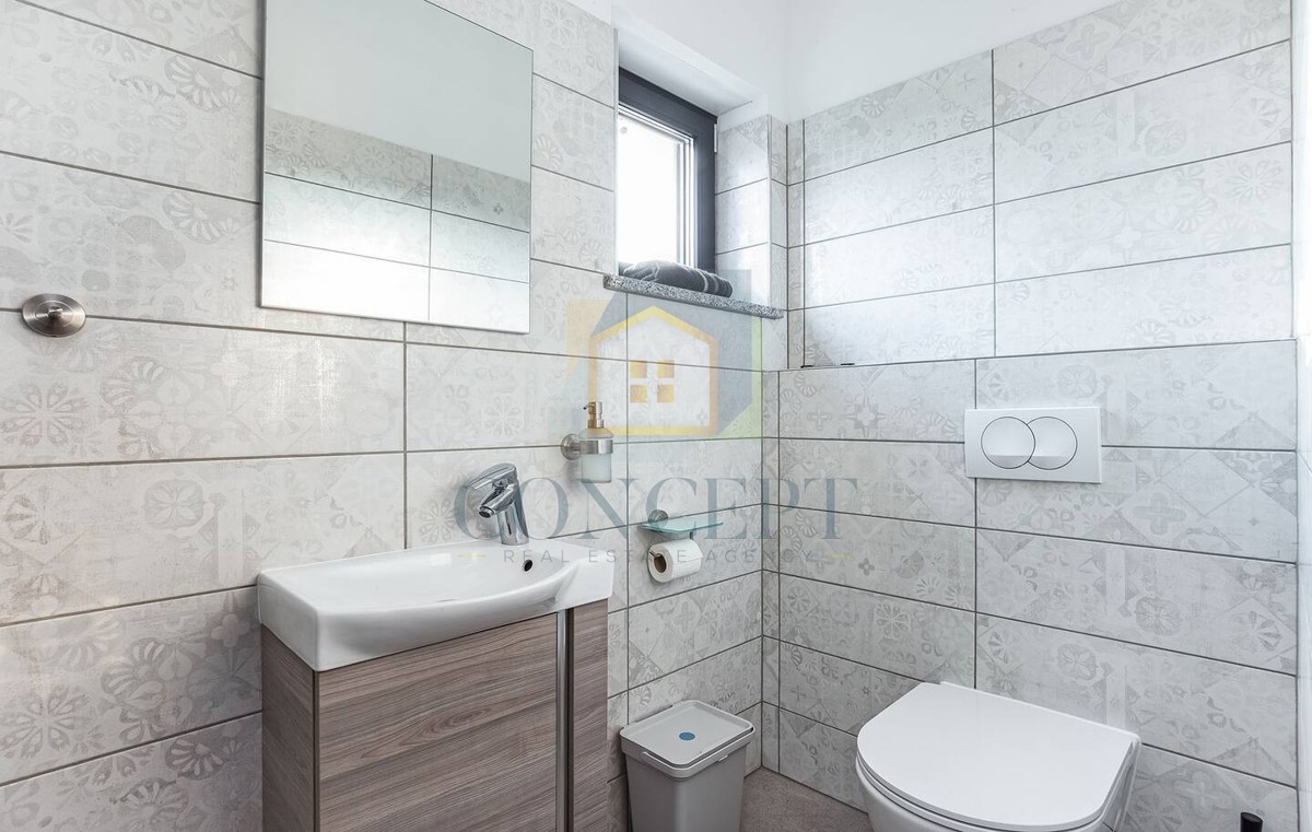 Poreč, predgrađe, Moderna vila s bazenom na odlični lokaciji, 800 m od morja