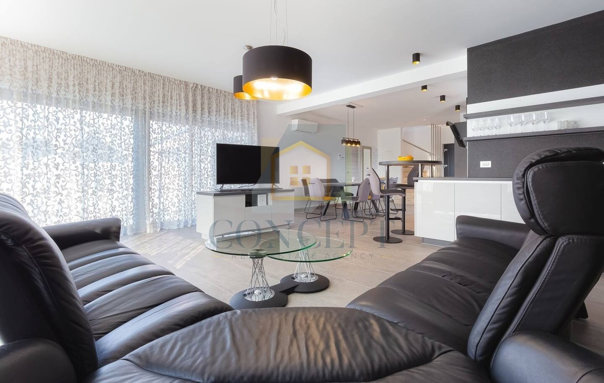 Poreč, predgrađe, Moderna vila s bazenom na odlični lokaciji, 800 m od morja